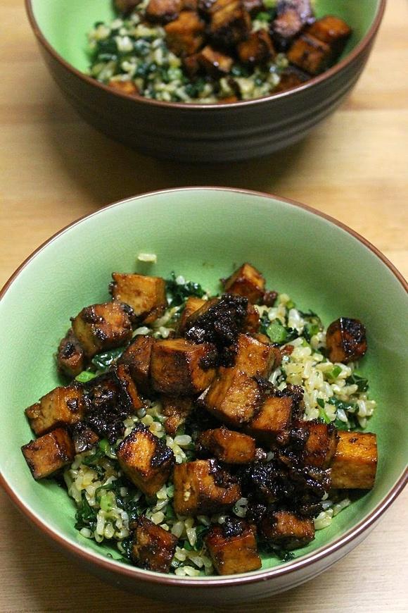 Teriyaki tofu with brown rice and kale