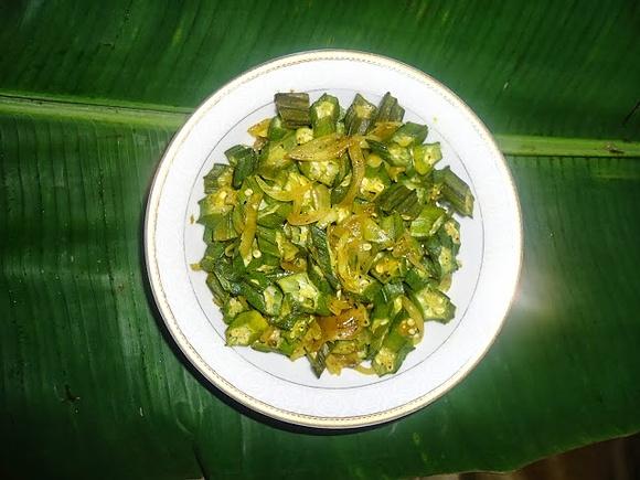 Vendakka mezhukkuparatti ladies finger stir fry