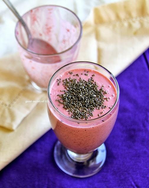 Strawberry cranberry and chia seeds smoothie