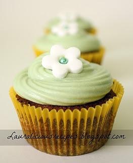 Chocolate cupcakes with cream cheese frosting
