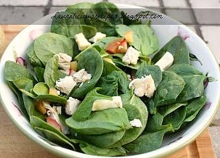 Spring spinach salad with brie, apple and chicken