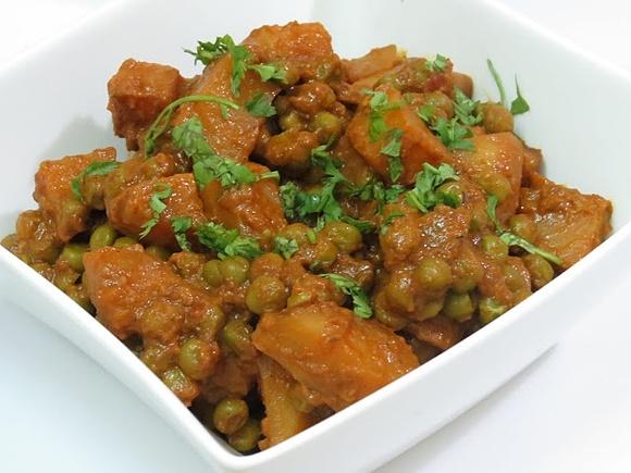 Sukhi aloo matar indian style peas and potatoes
