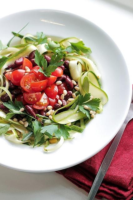 Linguini with zucchini, tomatoes and kidney beans