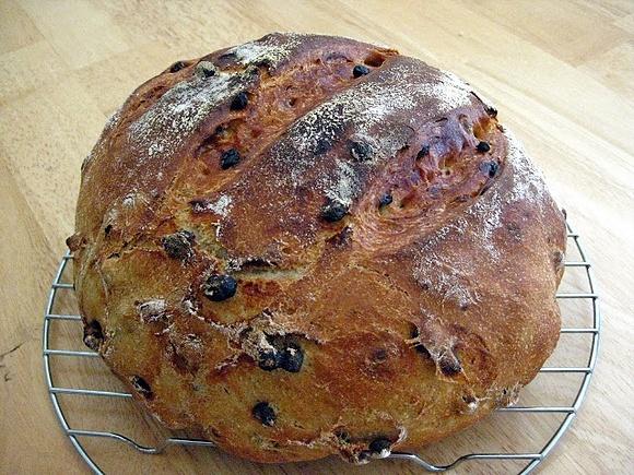 Cinnamon currant bread in dutch oven