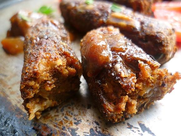 Boum-boum sausages with onion jam
