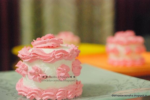 Hazelnut flavored pink mini cakes