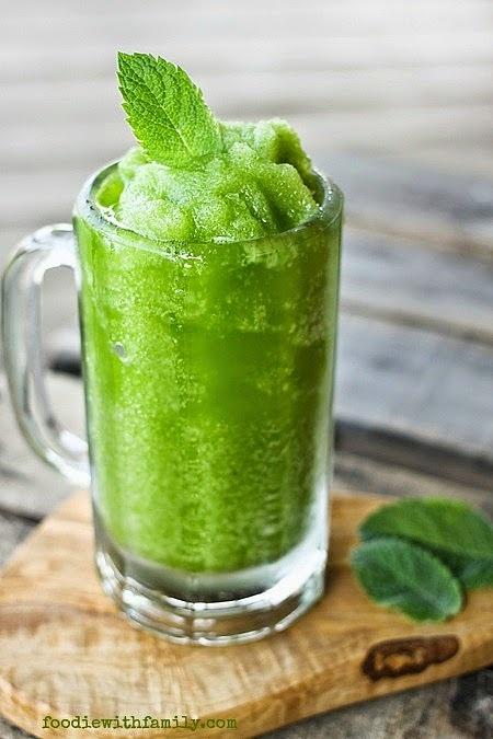 Summer mojito recipe with mint and lemon