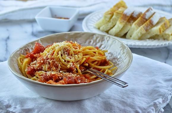 Spicy tomato and pancetta sauce for pasta