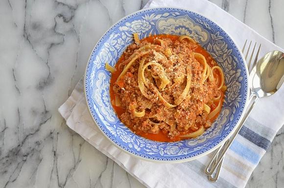 Bolognese sauce with lean pork and vegetables