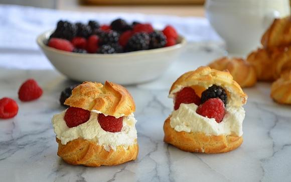 Cream Puffs with Berries