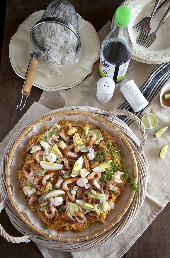 Pancit palabok filipino noodle dish