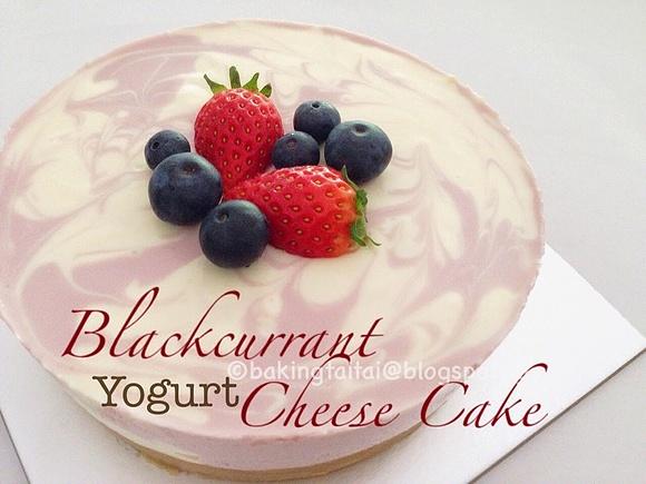 Blackcurrant yogurt cheesecake and cupcakes no-bake with oreo and digestive biscuits