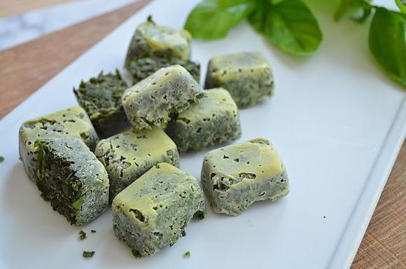 How to preserve basil by freezing for later use