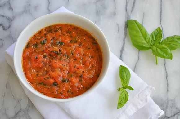 Simple Tomato Sauce with Basil