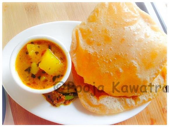 Aloo puri recipe with potato and indian spices