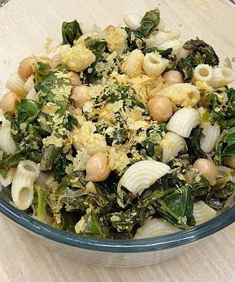 Vegan macaroni with chickpeas and kale