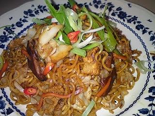 Fried Instant Noodles with Dark Soy Sauce