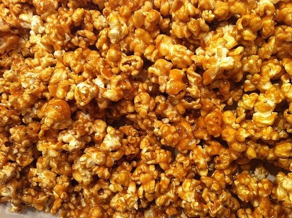 How to Make Caramel Popcorn