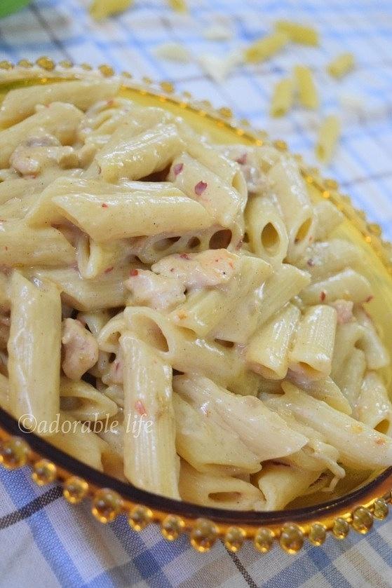 Creamy cheesy chicken penne pasta in white sauce with few ingredients