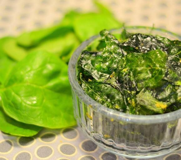 Vegan cheese and onion flavour dehydrated spinach crisps