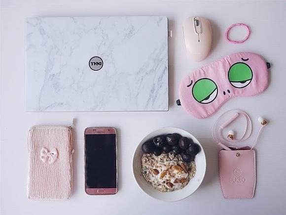 Vegan oatmeal with coconut yogurt