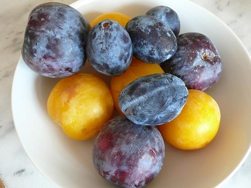 Crunchy topped whole wheat plum cake