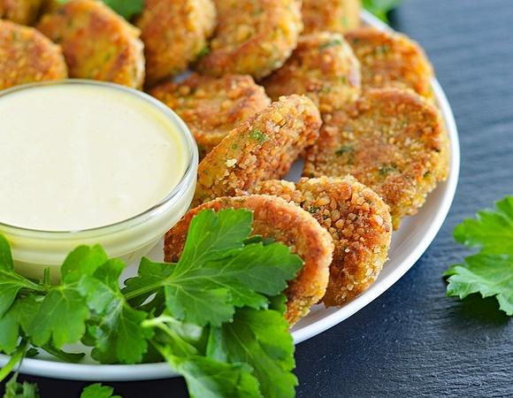 Veggie nuggets with vegan honey mustard dip