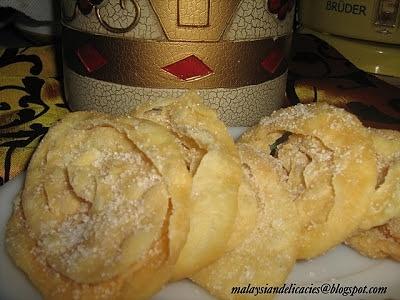 Kuih tiram sweet oyster shape rolls
