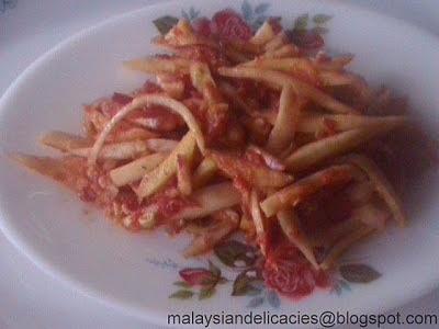 Spicy mango salad with calamansi lime and red chili