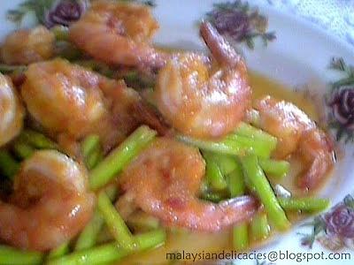 Spicy asparagus with prawns