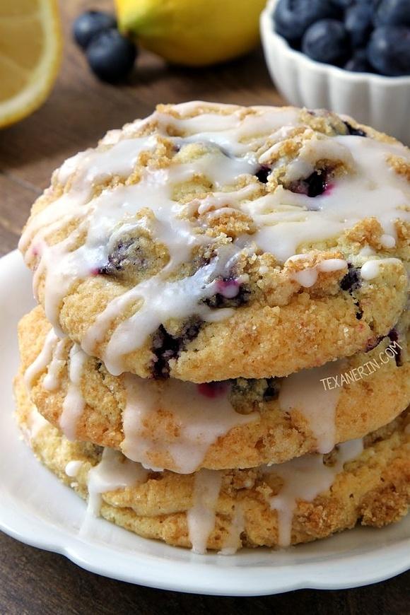 Blueberry cookies with streusel and lemon flavor