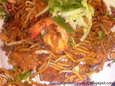 Mee goreng mamak - fried noodles with chicken and prawns