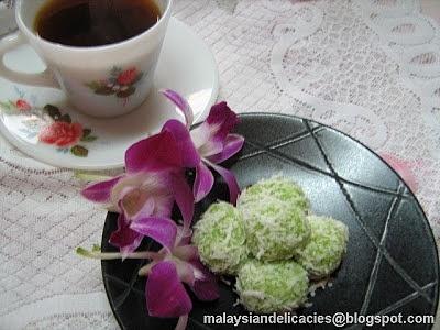 Onde-onde - indonesian sweet rice balls with palm sugar and coconut