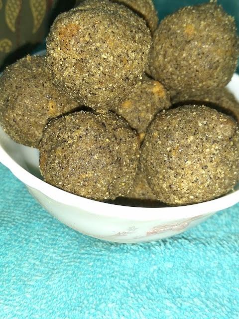 Black urad dal balls ulundhu laddu