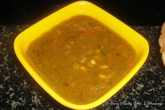 Corn peas and capsicum in spinach gravy