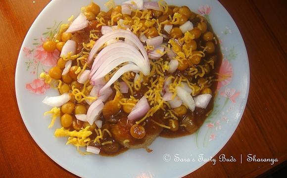 Ragda patties - potato cakes with spicy peas gravy