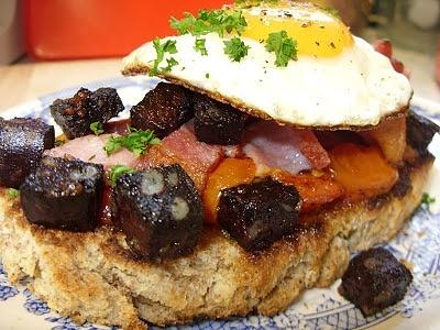 Soda bread with tomato, bacon, black pudding and an egg
