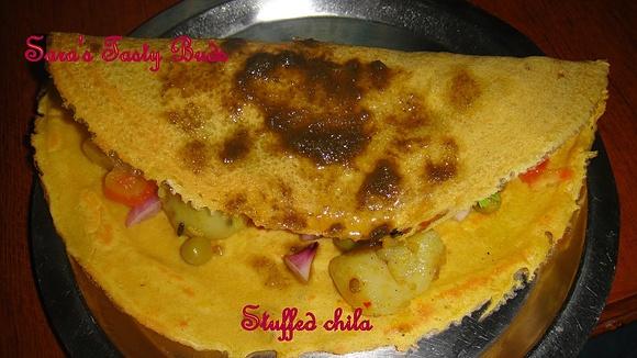 Stuffed chilas with peas and tomato topping