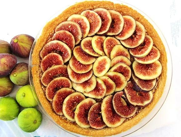 Fresh fig and toasted almonds pie