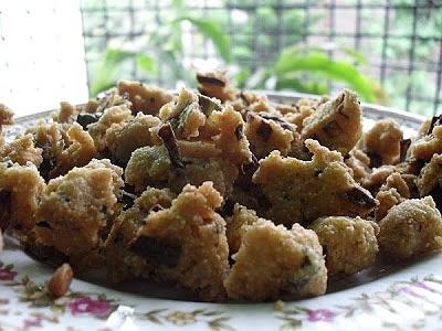 Monsoon munches dhool pakodas with instant semolina idly mix