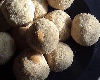 Rava urundai: sweet semolina balls for deepawali