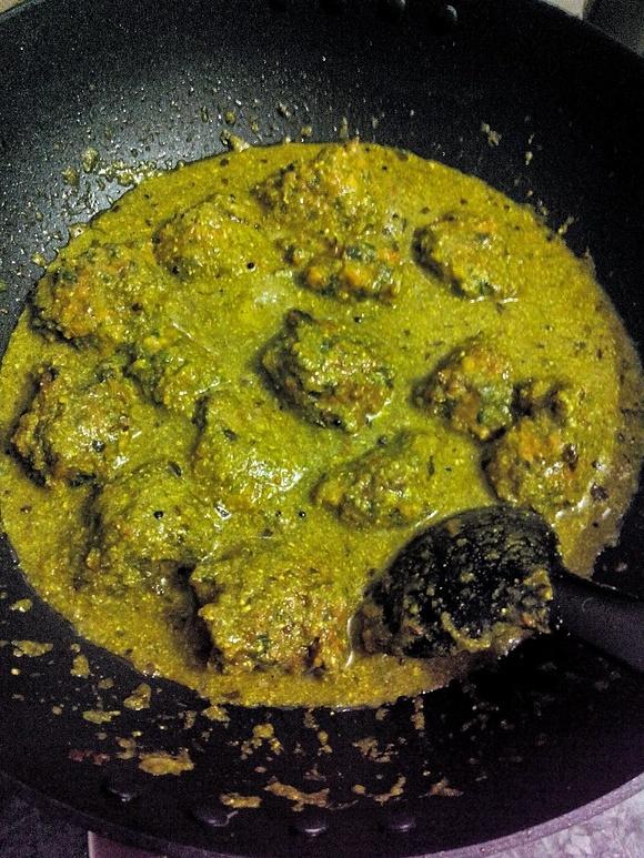 Palak kofta curry in green gravy
