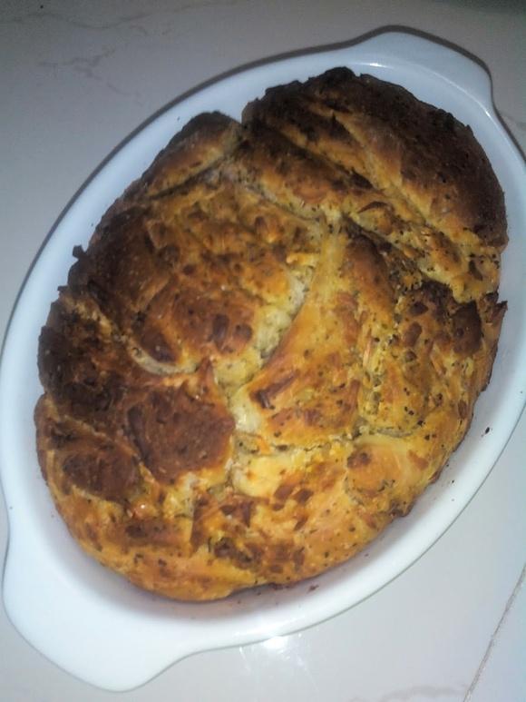 Cheesy herbed pizza pull apart bread eggless